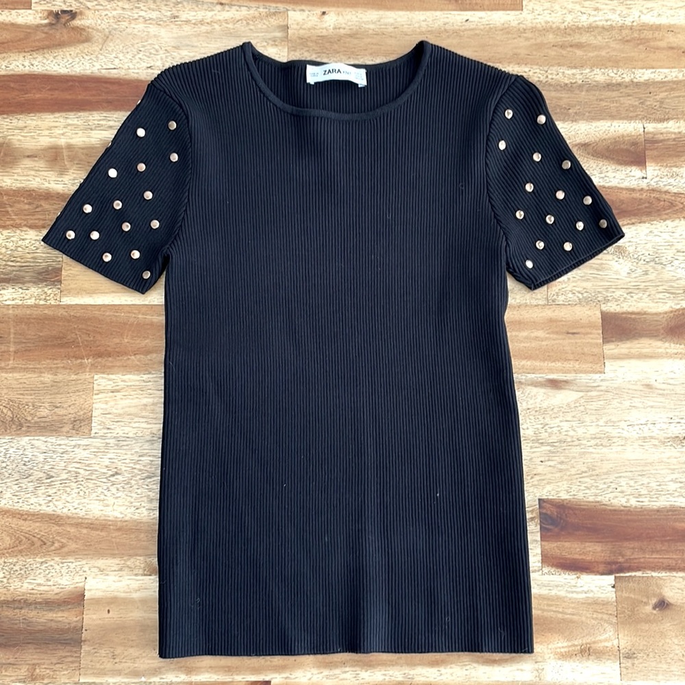 Georgous black knit teeshirt with gold studs
